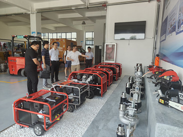 Welcome customer visit NewaLux China hydraulic trash pump